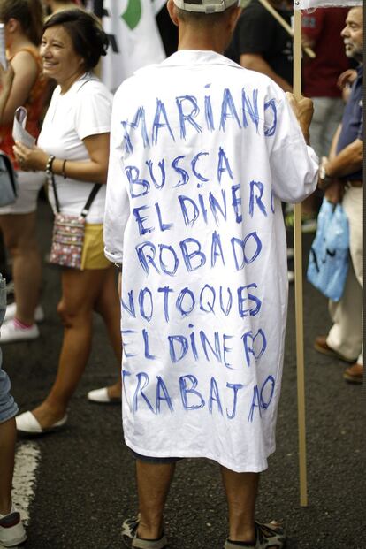 Un manifestante de las protestas de Madrid, vestido con una bata de hospital en la que critica los recortes del Gobierno de Mariano Rajoy