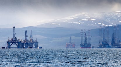 Plataformas de perforación en desuso en Cromarty Firth, (Escocia), el pasado  27 de abril de 2020.