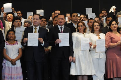 Miguel ?ngel Osorio Chong, Eruviel ?vila y Claudia Ruiz Massieu renuncian al PRI junto a decenas de integrantes, el 3 de julio de 2023.