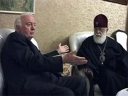 El ex presidente Eduard Shevardnadze conversa con el patriarca de Georgia Ilya II, ayer en Tbilisi.