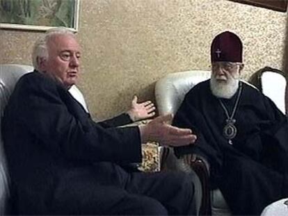 El ex presidente Eduard Shevardnadze conversa con el patriarca de Georgia Ilya II, ayer en Tbilisi.