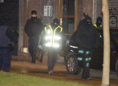 El Cuerpo Nacional de Policía registra en Vitoria el domicilio de Unai Berrosteguieta Eguiara, antiguo dirigente de la organización juvenil ilegal Segi.