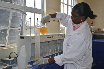 Cada media hora, y con tres turnos distintos, los técnicos de la depuradora de Kibethe analizan el agua. Según los expertos, la de más calidad de toda la ciudad es la que procede de la Compañía de Aguas de Nairobi.