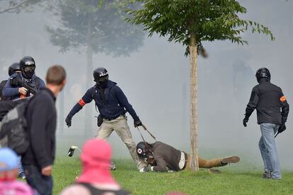 Un policía detiene a un hombre durante las manifestaciones de Nantes.