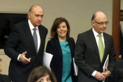 La vicepresidenta del Gobierno, Soraya Senz de Santamara, junto a los ministros del Interior, Jorge Fernndez Daz (i) y de Hacienda, Cristbal Montoro, durante la rueda de prensa ofrecida tras la reunin del Consejo de Ministros, hoy en el Palacio de la Moncloa, en Madrid.