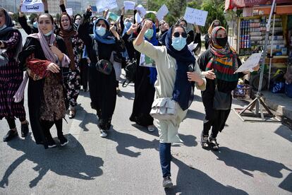 Mulheres afegãs participam de protesto contra a interferência do Paquistão na política afegã no último dia 7, em Cabul.