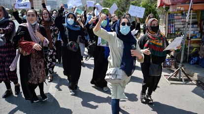 Mulheres afegãs participam de protesto contra a interferência do Paquistão na política afegã no último dia 7, em Cabul.