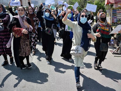 Mulheres afegãs participam de protesto contra a interferência do Paquistão na política afegã no último dia 7, em Cabul.