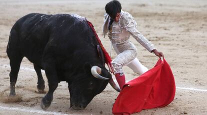 Gómez del Pilar se adorna por bajo ante su primer toro.