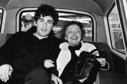 La cantante Édith Piaf con Théo Sarapo, 21 años más joven que ella, el día de su boda