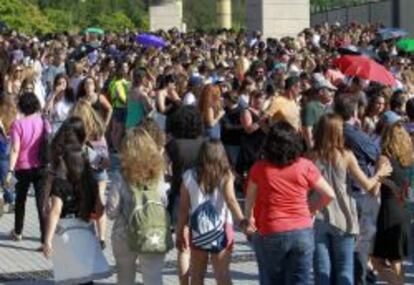 Miles de fans esperan en Barcelona la apertura del estadio para el concierto de la banda One Direction