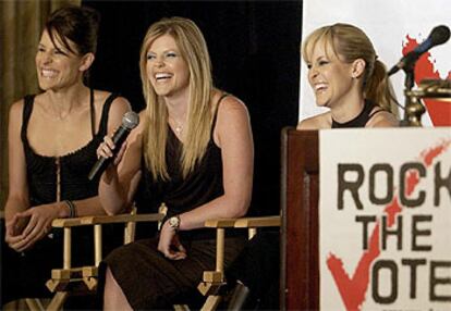 Las Dixie Chicks, Emily Robinson, Natalie Maines y Martie Maguire, durante la rueda de prensa en Los Ángeles.