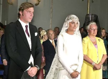 Beltrán Gómez Acebo y Laura Ponte, el día de su boda, con la infanta Pilar.