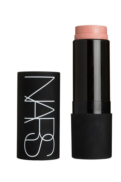 The Multiple pertenece a la nueva colección de otoño-invierno de Nars. Se trata de una barra iluminadora que se puede utilizar en los párpados, mejillas, labios y escote para mejorar el tono y aportar un efecto 'buena cara'. Cuesta 42 euros.