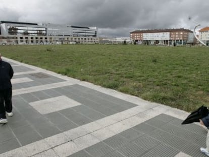 Un grupo de paseantes, junto a la parcela de la plaza de Euskaltzaindia, una de las opciones de Vitoria para construir su estación de autobuses.