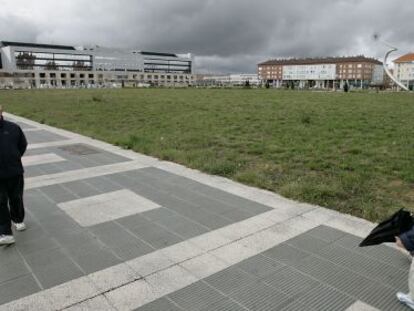 Un grupo de paseantes, junto a la parcela de la plaza de Euskaltzaindia, una de las opciones de Vitoria para construir su estación de autobuses.