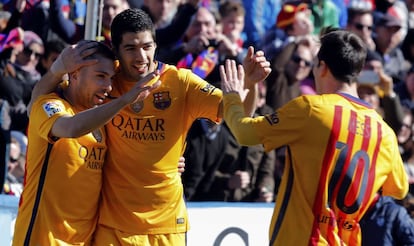 Alba, Su&aacute;rez y Messi festejan el gol del Barcelona. 