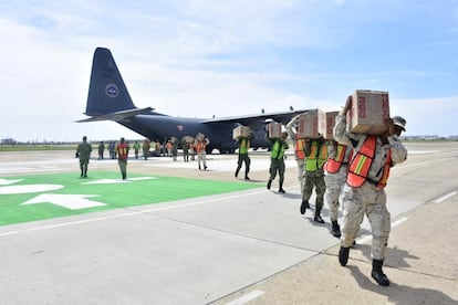 Militares y marinos trasladan cajas con provisiones para los afectados por el huracán, en Acapulco, el 29 de octubre.