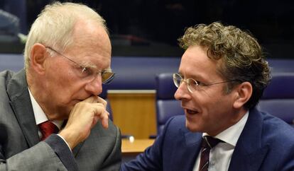El presidente del Eurogrupo, Jeroen Dijsselbloem (d), conversa con el ministro de Finanzas alemán en Luxemburgo, la semana pasada.