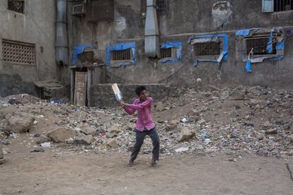 Un niño practica con el cricket en un patio de Dharavi.