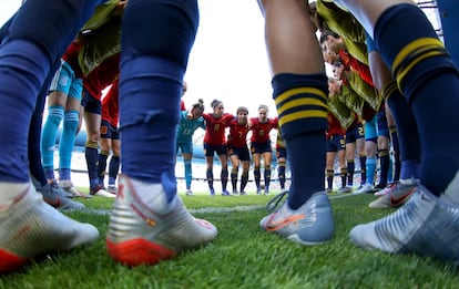 Las jugadoras de España reunidas en el campo antes del partido.