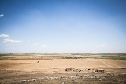 Vista general de la aldea de mujeres Jinwar, en el distrito de Hasake, en el noreste de Siria, vista desde una colina.