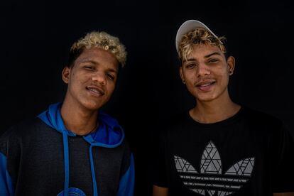 <p>“Soñamos con abrir un negocio, aunque sea pequeño. Nuestras familias no querían que viniéramos, pero los jóvenes en Venezuela no pueden conseguir buenos trabajos. Si logras un empleo aquí, puedes pagar el alquiler. Nuestras mamás lloraron y dijeron que sería muy difícil, y sí, lo es, pero queremos obtener nuestros papeles y seguir adelante. No es fácil dormir en el suelo, pero es intentándolo una y otra vez que encuentras la manera”.</p> <p>Víctor y Alejandro tienen 19 años y eran vecinos en Venezuela. Les llevó dos días hacer autostop hasta la frontera con Brasil.</p>