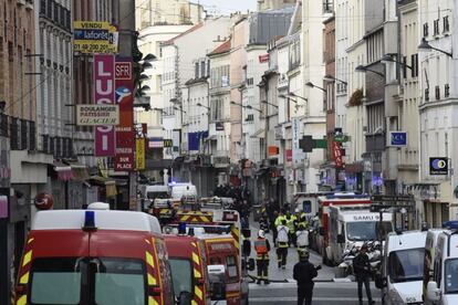 Agents de la policia i serveis d'emergència al barri de Saint-Denis on s'ha dut a terme l'operació policial.