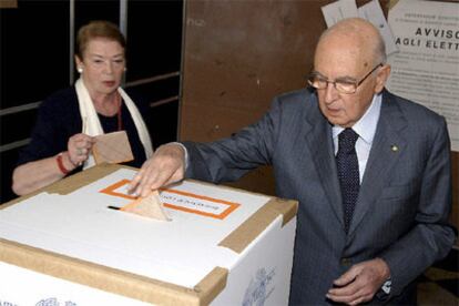 El presidente italiano, Giorgio Napolitano, deposita su voto en un colegio electoral de Roma.