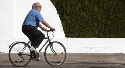 Miguel Arias Cañete, montando en bicicleta en la localidad gaditana de Jerez de la Frontera, durante la jornada de reflexión.