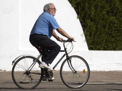 Miguel Arias Cañete, montando en bicicleta en la localidad gaditana de Jerez de la Frontera, durante la jornada de reflexión.