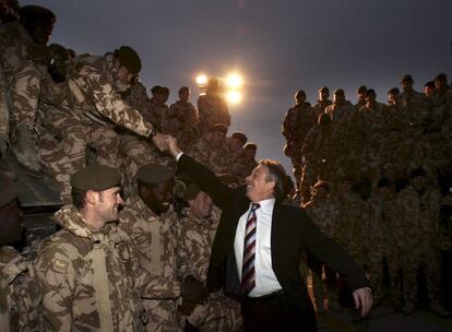 17 de diciembre de 2006. El ex primer ministro de Reino Unido, Tony Blair, saluda a un soldado durante su encuentro con un grupo de militares britnicos en su visita a basora.