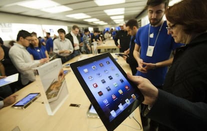 Un cliente prueba el nuevo iPad en una tienda en Toronto (Canadá).
