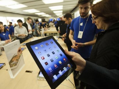 Un cliente prueba el nuevo iPad en una tienda en Toronto (Canad&aacute;).