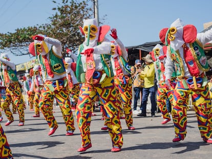 Personas desfilan en la Batalla de flores' del carnaval de Barranquilla, el 18 de febrero de 2023.