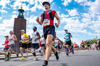 El maratón de Estocolmo pasa junto al Ayuntamiento de la ciudad.