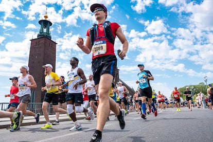 El maratón de Estocolmo pasa junto al Ayuntamiento de la ciudad.