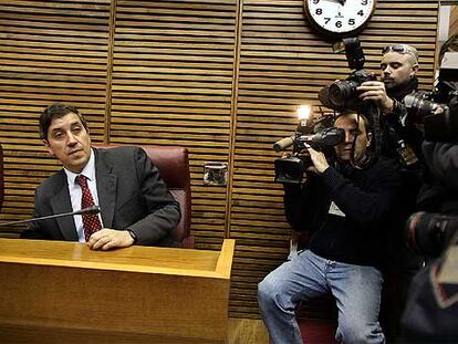 Javier Tomás, en su nuevo escaño, ayer al iniciarse el pleno de las Cortes.