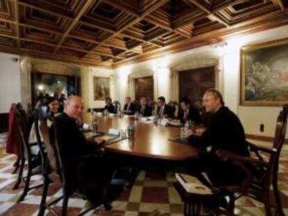 El presidente de la Generalitat Valenciana, Alberto Fabra (d), al inicio del Pleno del Gobierno Valenciano que aprueba hoy los Presupuestos del la Generalitat para 2013.