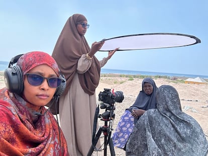 Periodistas del medio 'Bilan', en Somalia, formado solo por mujeres, durante la grabación de uno de sus reportajes.