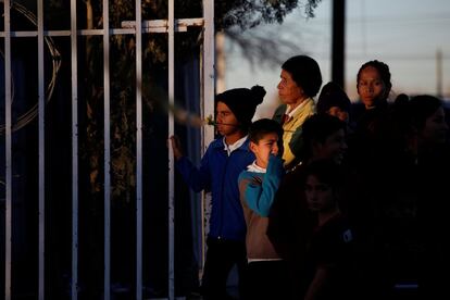 Varias personas observan la escena del crimen donde policías encontraron dos cabezas cortadas dentro de refrigeradores junto a una amenaza a una pandilla rival, en Ciudad Juárez (México).