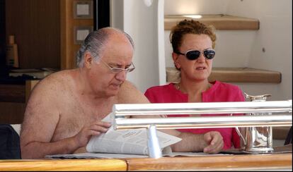 El empresario Amancio Ortega y su mujer Flora P&eacute;rez durante unas vacaciones en Ibiza en 2003.