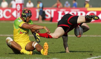 El jugador de rugby de Australia Pama Fou agarra al jugador de Gales Chris Knight durante un partido de la 'IRB's SEvens World Series', celebrado en Dubái (Emiratos Árabes).