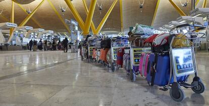 Una fila de maletas en el área de facturación de la Terminal 4 del aeropuerto de Madrid-Barajas.