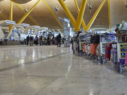 Una fila de maletas en el área de facturación de la Terminal 4 del aeropuerto de Madrid-Barajas.