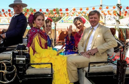 La familia real holandesa durante su paseo en coche de caballos por el recinto ferial de Sevilla.