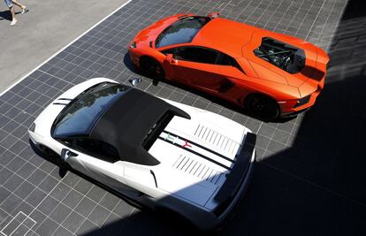 Los modelos Aventador LP 700-4, aparcados en el parking de la fábrica de Lamborghini SpA factory en Sant'Agata.