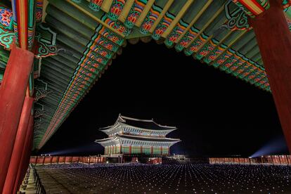 El palacio Gyeongbokgung de Seúl, del siglo XIV, ha sido el espectacular escenario del desfile.