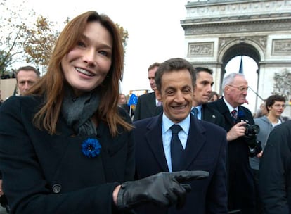 Carla Bruni-Sarkozy se ha confesado simpatizante de la izquierda y ha asegurado que no tiene "ninguna influencia política" sobre su marido, el conservador presidente francés, Nicolas Sarkozy. La primera dama reconoce que el jefe del Estado le pidió su opinión sobre Frédéric Mitterrand, conocido intelectual y sobrino del ex presidente de Francia, François Mitterrand, pero que su opinión no marcó su nombramiento como ministro de la Cultura.