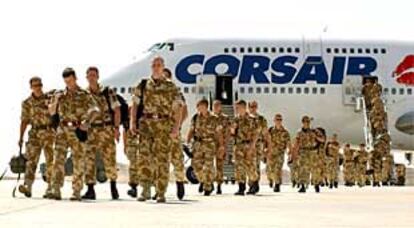 Tropas británicas desembarcan en el aeropuerto de Omán.